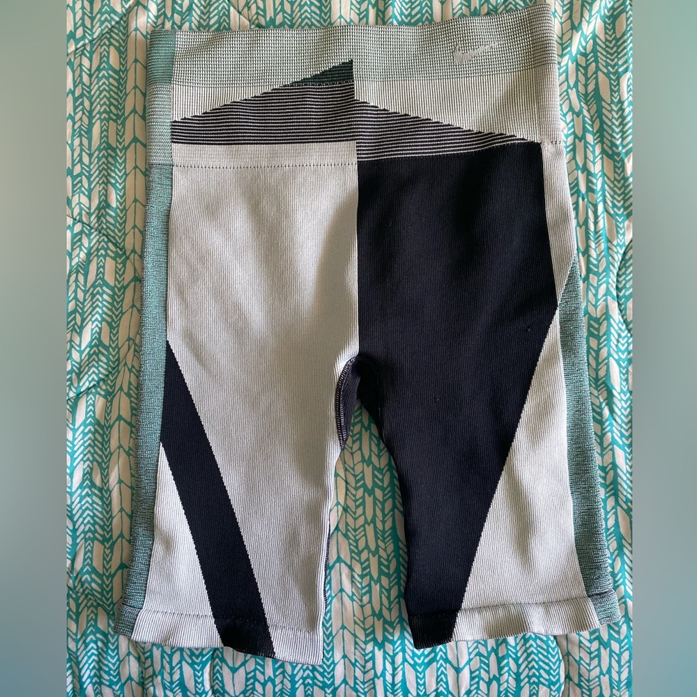 Nike Icon Clash Seamless 8” Training shorts
